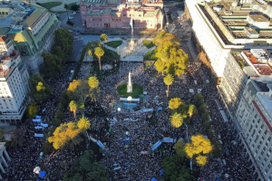 Un millón de personas marchó por calles de Argentina ante recorte presupuestario a universidades